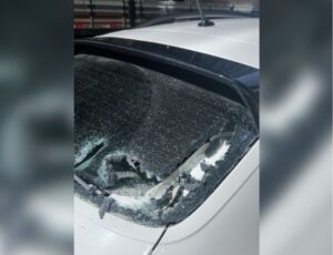 Pedras caem de prédio atingem carro em Itapema
