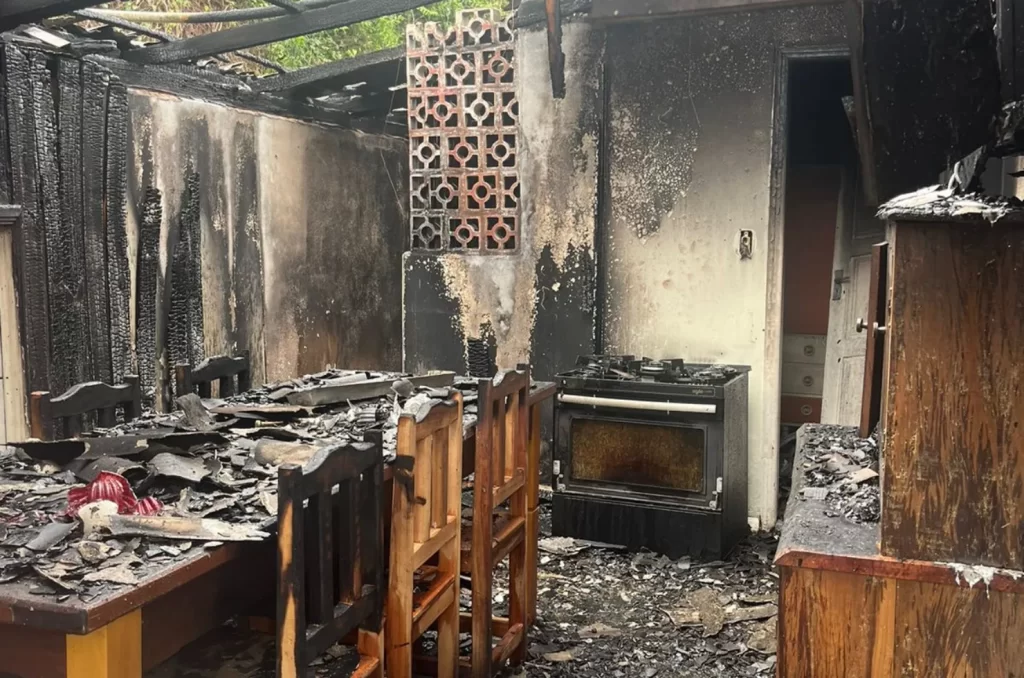 Incêndio em residência no Bairro Barro Vermelho, Orleans, com a ação dos Bombeiros Militares para combater as chamas