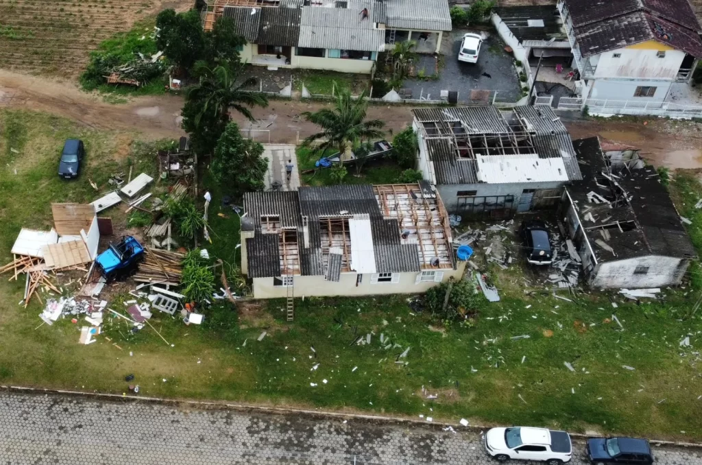 Tempestade forte causa danos em Sombrio, com residências destelhadas e indústrias destruídas