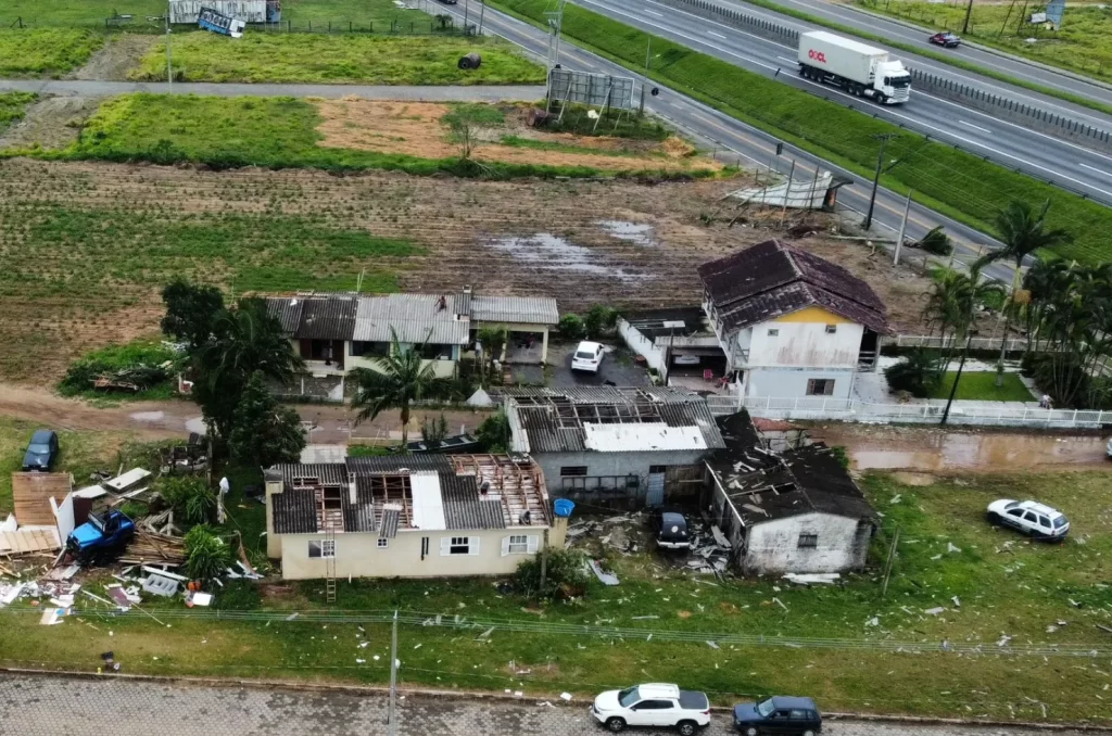 Tempestade forte causa danos em Sombrio, com residências destelhadas e indústrias destruídas