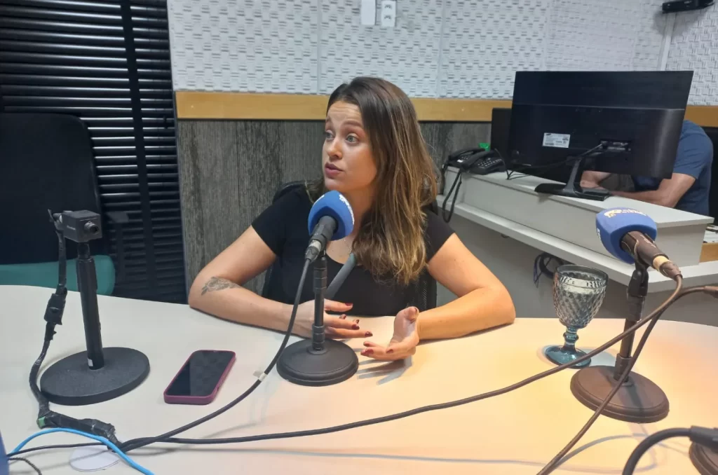 Giovana Mondardo em entrevista à Rádio Cidade em Dia
