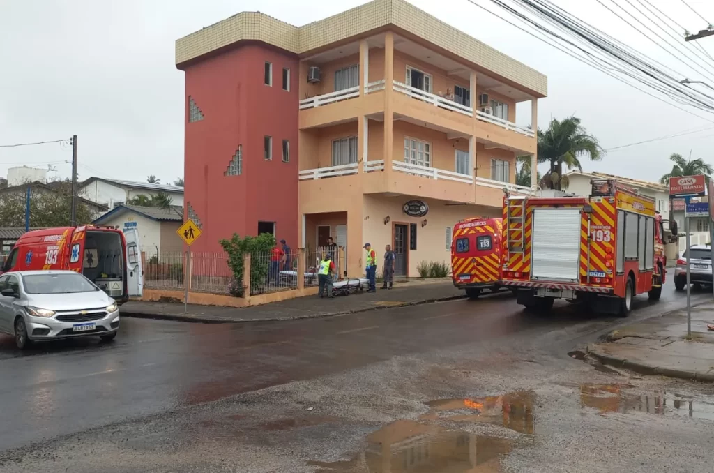 Equipe de resgate realizando atendimento em acidente com elevador no bairro Raichaski, em Içara