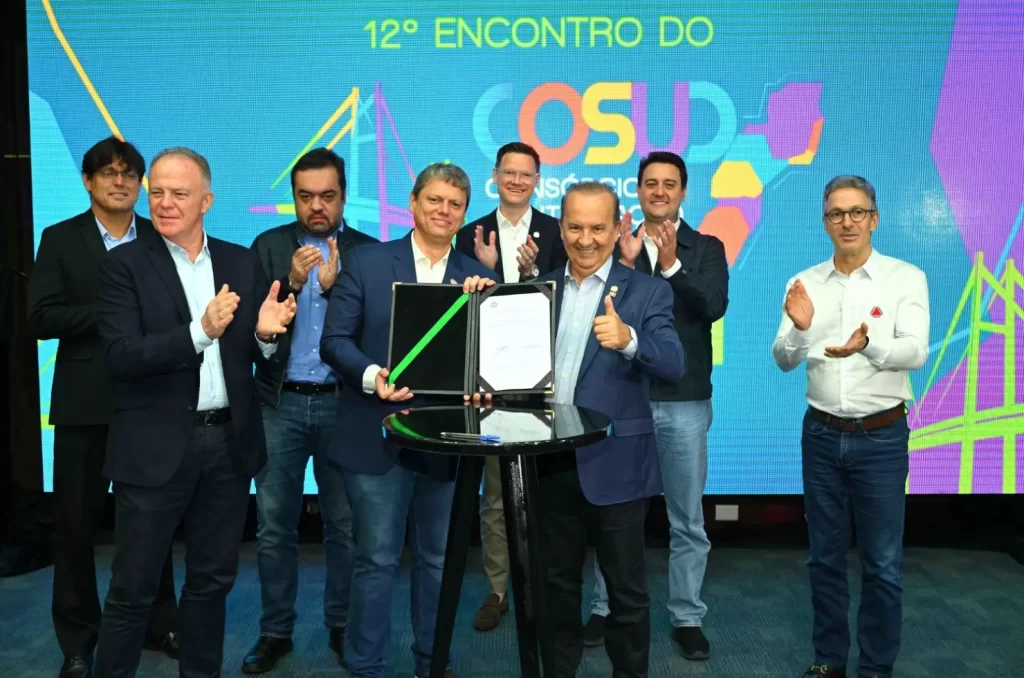 Governadores Jorginho Mello e Tarcísio de Freitas assinam termo de cessão do SIGEF, ferramenta de gestão fiscal catarinense