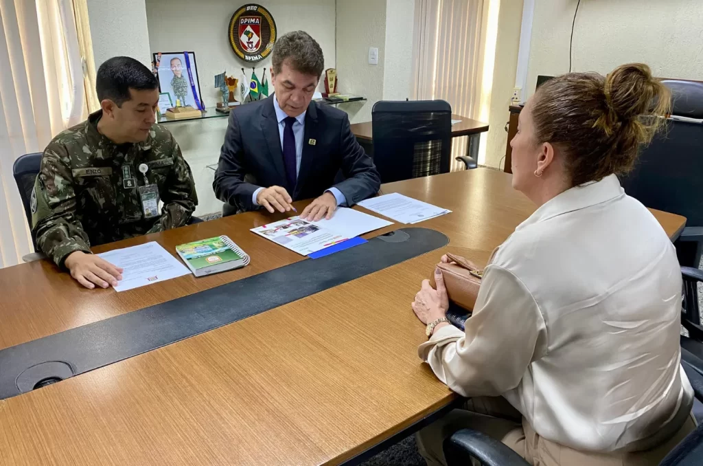 Clésio Salvaro durante reunião com representantes do Exército em Brasília