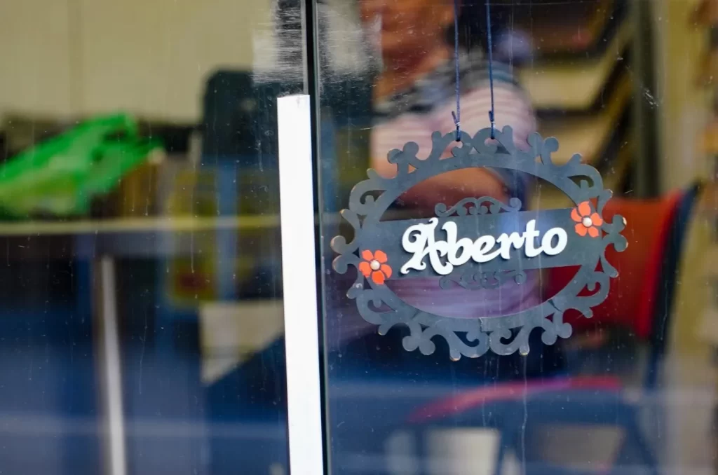 Placa de "Aberto" de uma empresa em Santa Catarina, simbolizando o crescimento e a expansão do empreendedorismo no estado