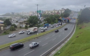 Tráfego intenso e acidente marcam manhã na BR-282 em Florianópolis