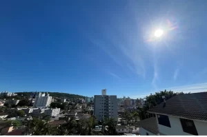 Tempo firme e ensolarado em SC nesta quinta-feira