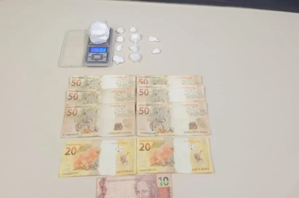 Material apreendido na operação policial, incluindo drogas e dinheiro, em Içara
