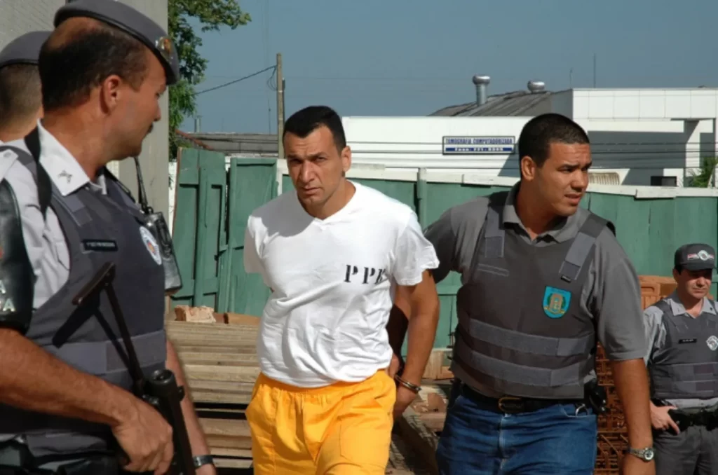 Marcola sendo levado por policiais penais na prisão