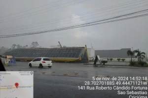 Telhado de posto de combustíveis cai em Criciúma