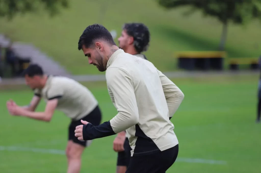 Jogadores do Criciúma treinando no CT Antenor Angeloni, se preparando para o duelo contra o Fluminense pela 34ª rodada do Campeonato Brasileiro
