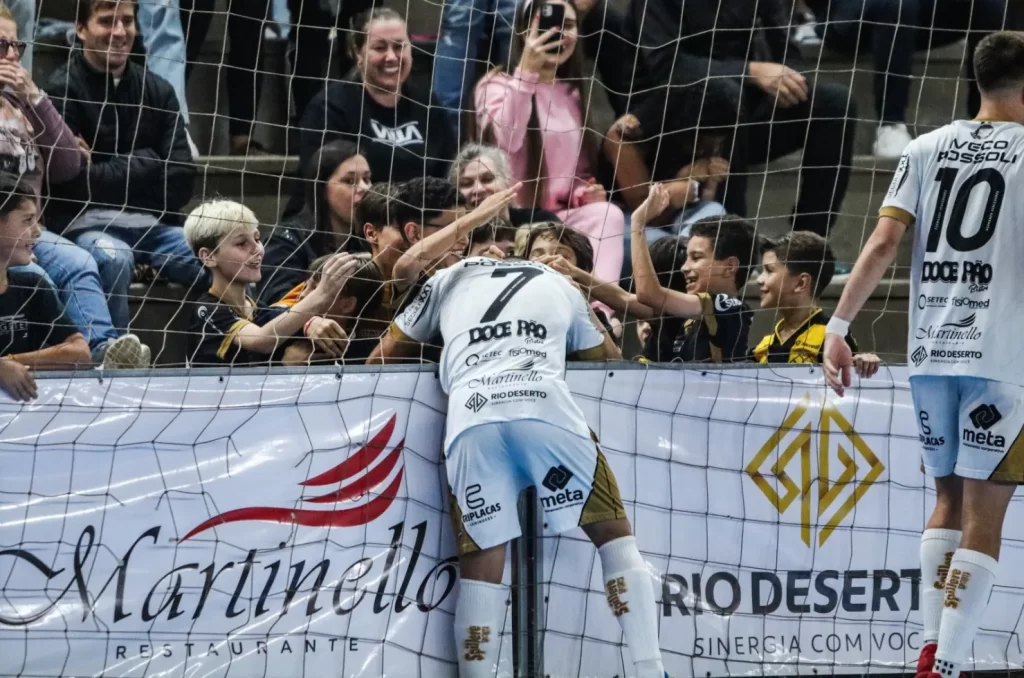 Torcida do Criciúma Futsal, comemorando um gol com os jogadores