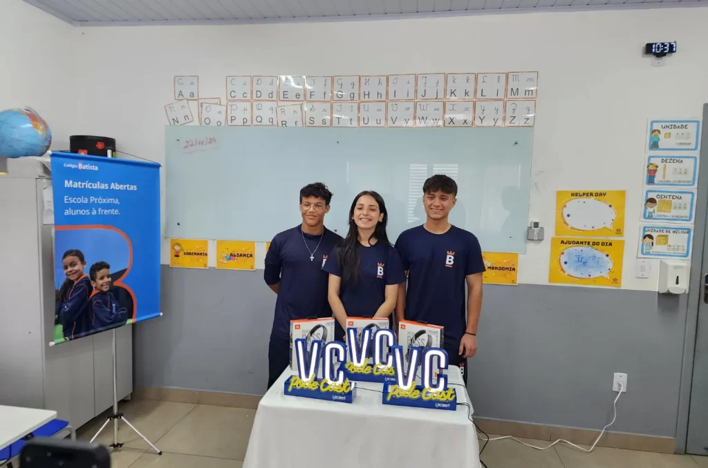 Alunos do Colégio Batista Conectar em Criciúma comemoram a conquista do prêmio de melhor podcast da Regional Sul da Acaert