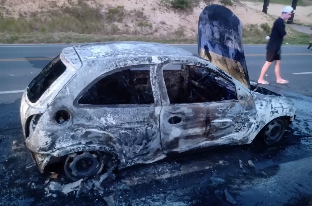 Incêndio em veículo em Jaguaruna, com bombeiros combatendo as chamas no local