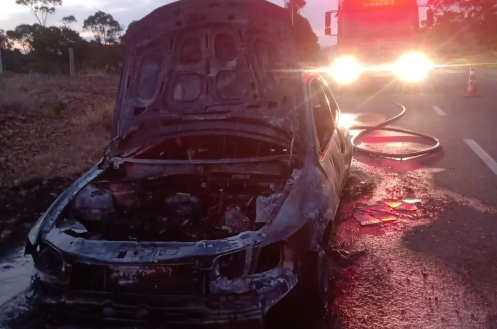 Incêndio em veículo em Jaguaruna, com bombeiros combatendo as chamas no local