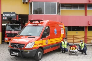 Veículo sai da pista e deixa quatro feridos na BR-101 em Içara