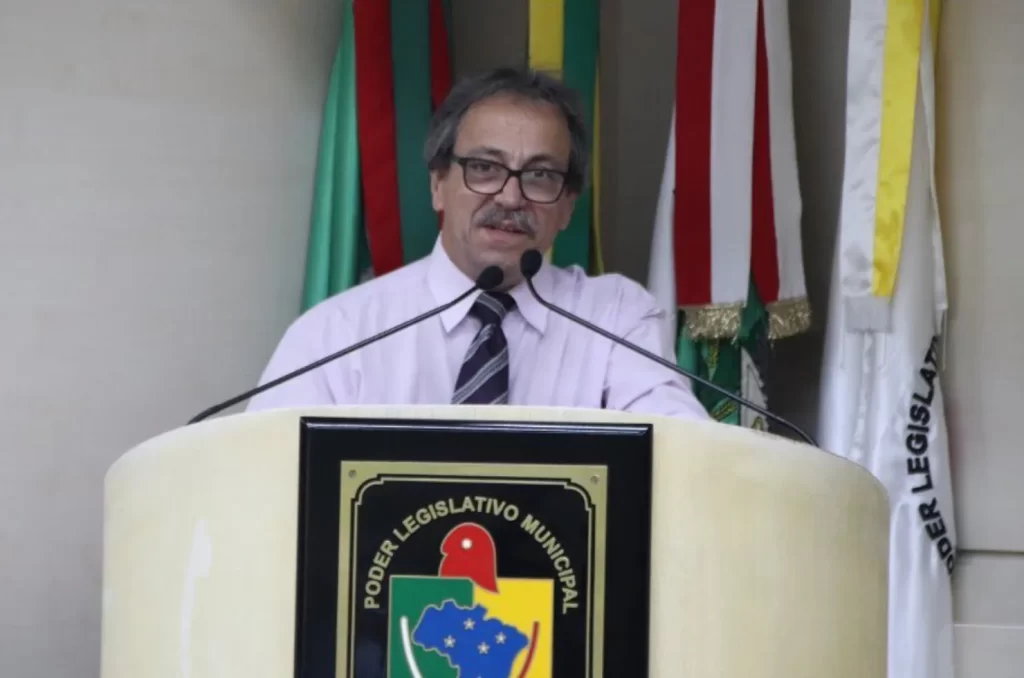 Manoel Rozeng na tribuna da Câmara de Vereadores de Criciúma
