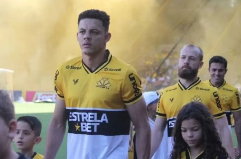 Wallison Maia entrando em campo com a camisa do Criciúma