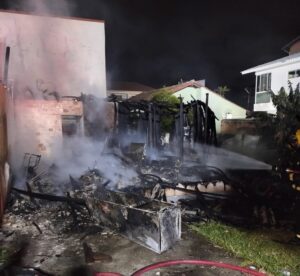 Incêndio destrói residência de madeira no Norte da Ilha