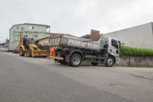 Força-tarefa em São José limpa ruas e combate descarte irregular