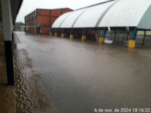 [VÍDEO] Influenciadora de Timbé do Sul é surpreendida por forte chuva nesta quarta-feira