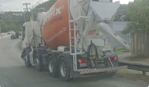 Mais fila: Colisão com caminhão betoneira deixa trânsito lento na SC-401