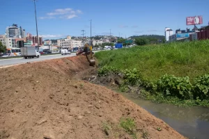 São José intensifica limpeza de rios para evitar alagamentos