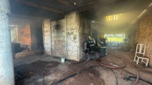 Estufa de fumo é atingida por incêndio em Sombrio