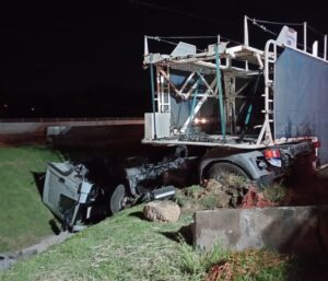 Mal súbito de condutor de carreta da Argentina provoca saída de pista na BR-101 em Capivari de Baixo