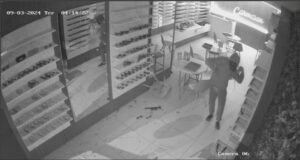 Homem em liberdade condicional é preso por furtar ótica em Criciúma