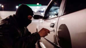 Carro é arrombado e pertences são furtados em Imbituba