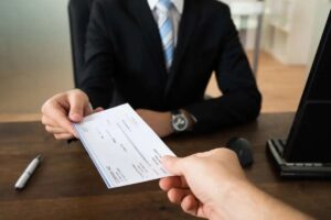 Jovem é detido ao tentar fazer depósito de quase R$ 100 mil em cheques falsos