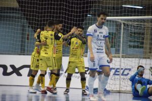 [VÍDEO] Tubarão Futsal volta a ser derrotado pelo Jaraguá e está fora da semifinal do Catarinense 2024