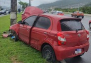 Carro colide com poste e causa lentidão no trânsito na Costeira