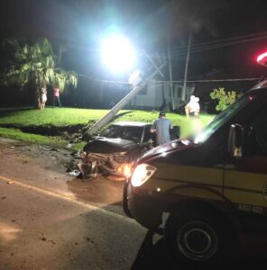 Colisão de automóvel em poste deixa duas mulheres feridas na SC-448 em Turvo