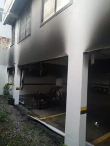 Moto pega fogo em garagem e desconhecido é encontrado inconsciente
