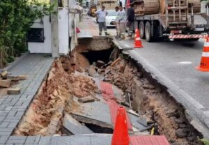 Chuva causa atraso em conserto de cratera aberta em São José