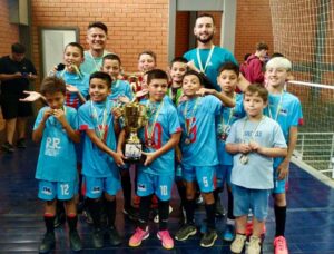Equipe Sub-10 da FME de Içara comemora título da Copa LUD de Futsal 2024