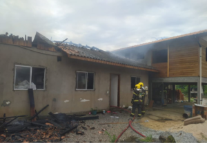 Bombeiros controlam incêndio em casa e evitam danos a vizinhos