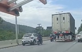 Caminhão com problemas causa congestionamento na SC-401