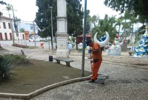 São José realiza limpeza em espaços que receberão decorações natalinas