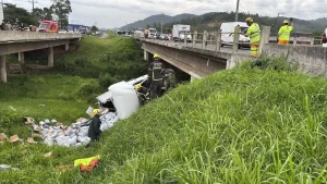 [VÍDEO] Condutor fica pendurado por cinto de segurança após queda de caminhão de ponte na BR-101 em Tubarão
