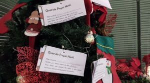Árvore de Natal solidária é organizada em Imbituba para presentear crianças