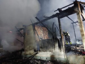 Residência é totalmente destruída por incêndio em Criciúma
