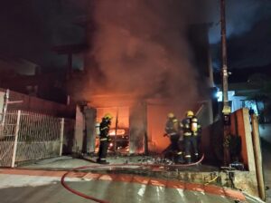 Incêndio em São José destrói garagem e exige grande operação