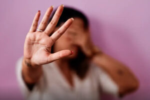 Violência contra mulher negra: maioria dos casos começa na juventude