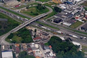 Colisão fatal entre moto e caminhão bloqueia BR-101 em SC