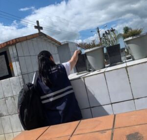 População é orientada para impedir propagação do mosquito da dengue em cemitério de Capivari de Baixo