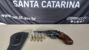 Homem é preso por porte ilegal de arma em SC