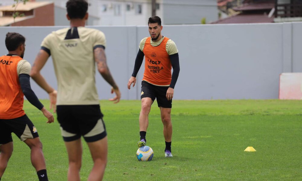 Criciúma deve ter dobra pela esquerda em confronto direto contra o Fluminense
